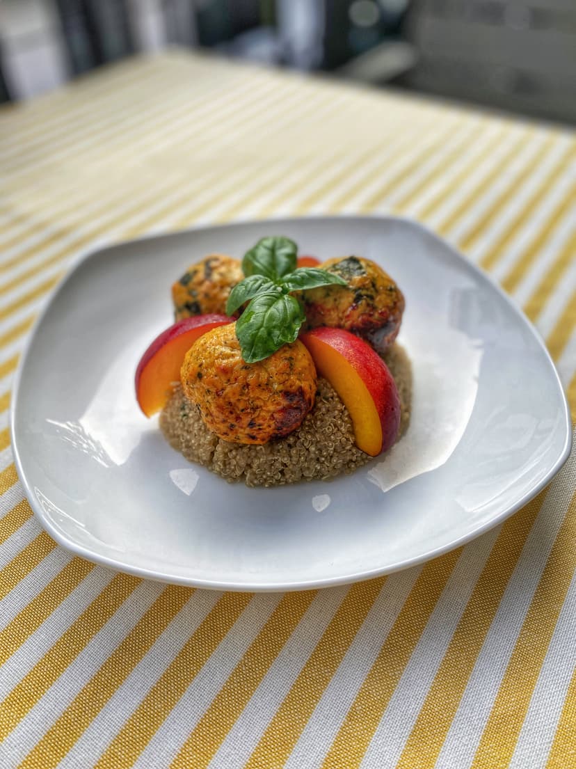 Kipgehaktballetjes met Kruidige Quinoa en Perziken Rocely Recept