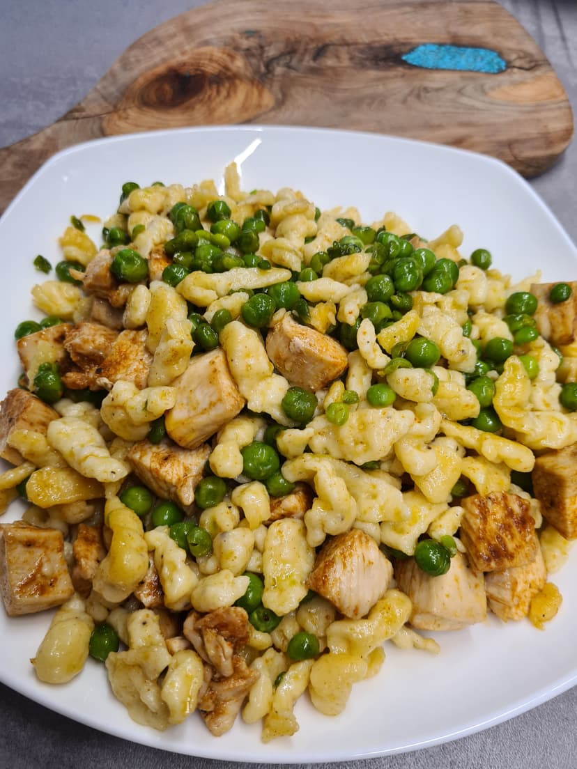 Spätzle with Green Peas and Chicken Bites Rocely Recipe