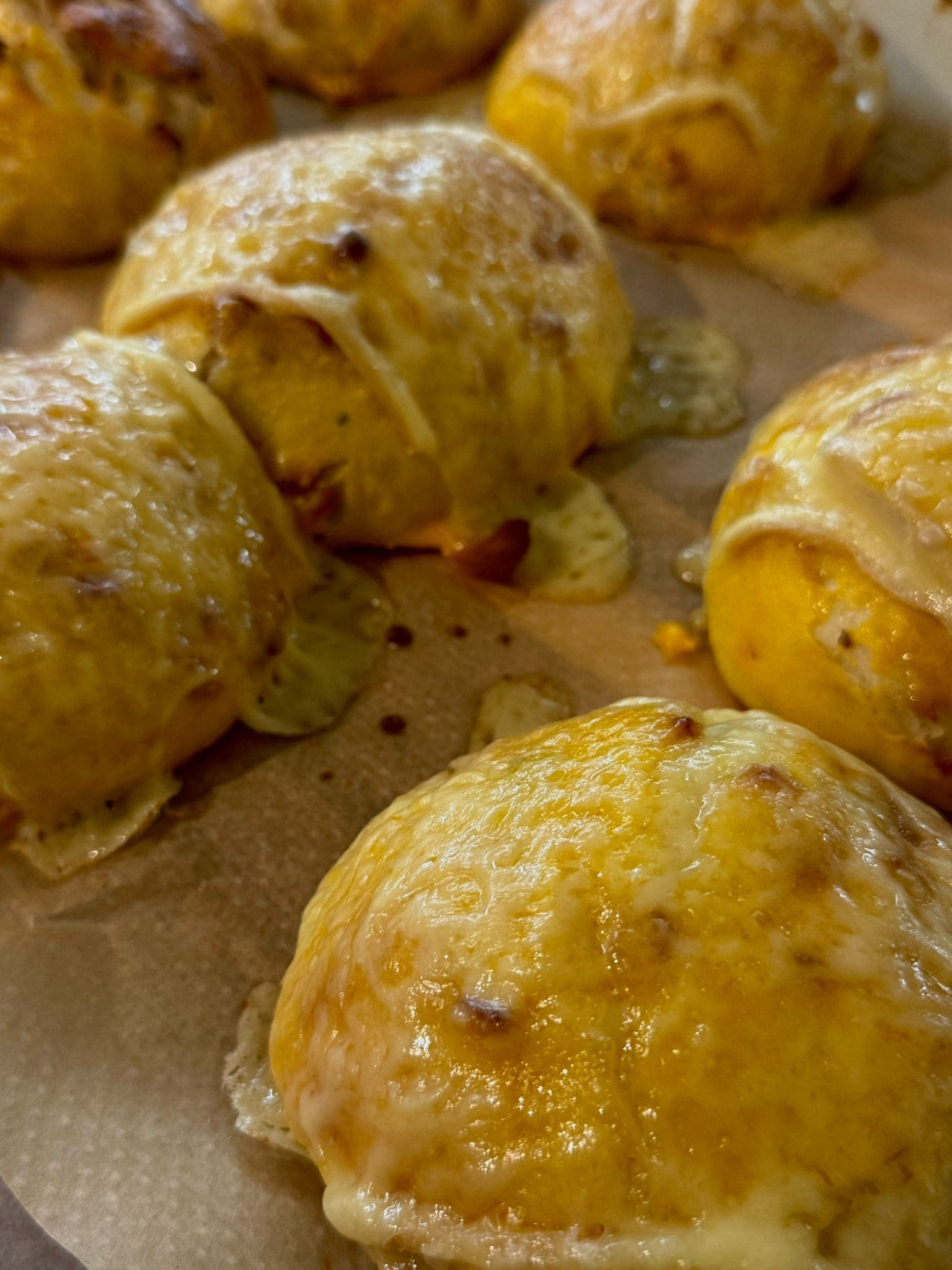 Speckbrötchen – Ciasto mleczne 100% hydracji z boczkiem i raclette (48 h) Recipe Image