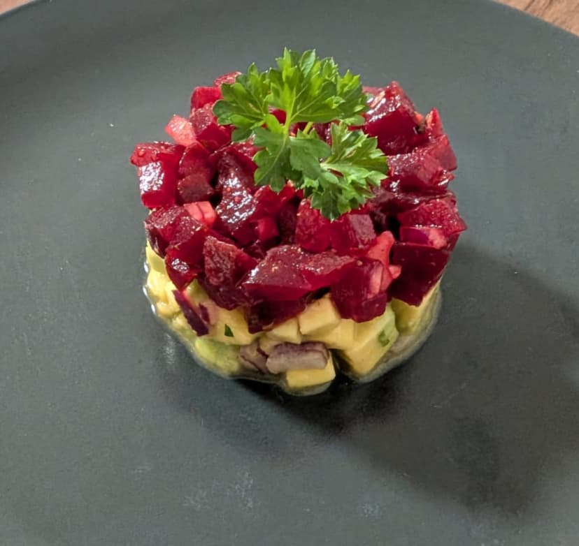 Recette Rocely de Tartare élégant de betterave et avocat au gingembre et notes épicées