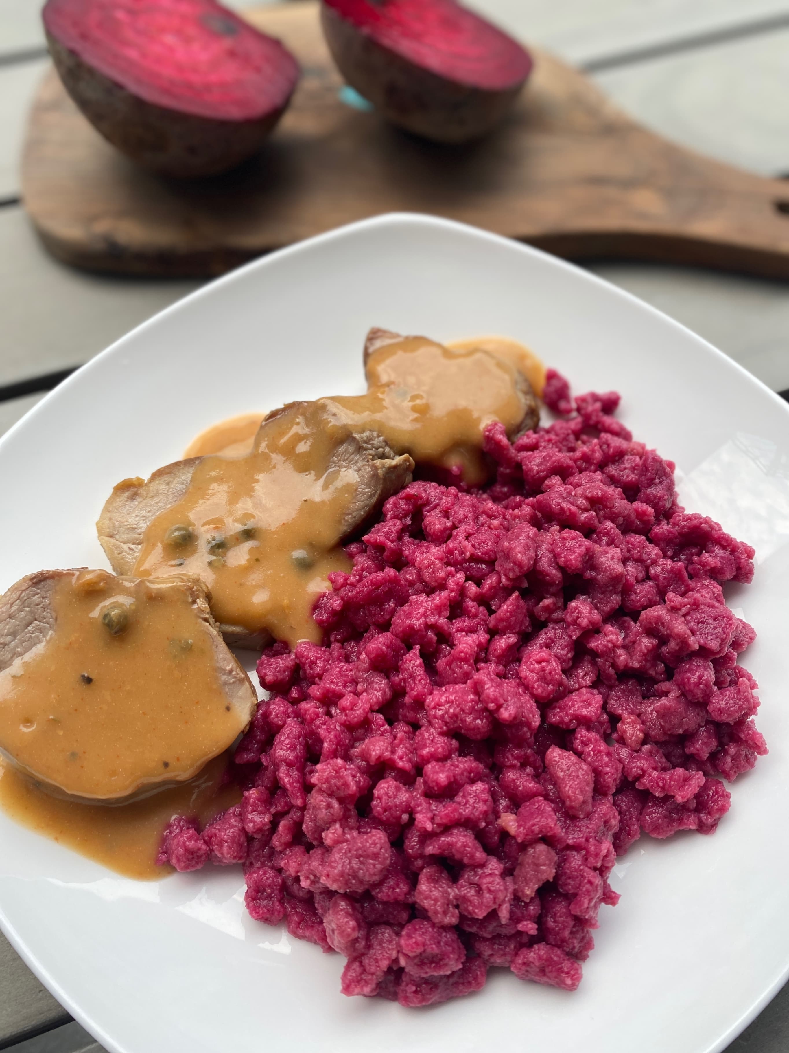 Rote-Bete-Spätzle mit Schweinefilet und schwarzer Pfeffersauce Rocely Rezept