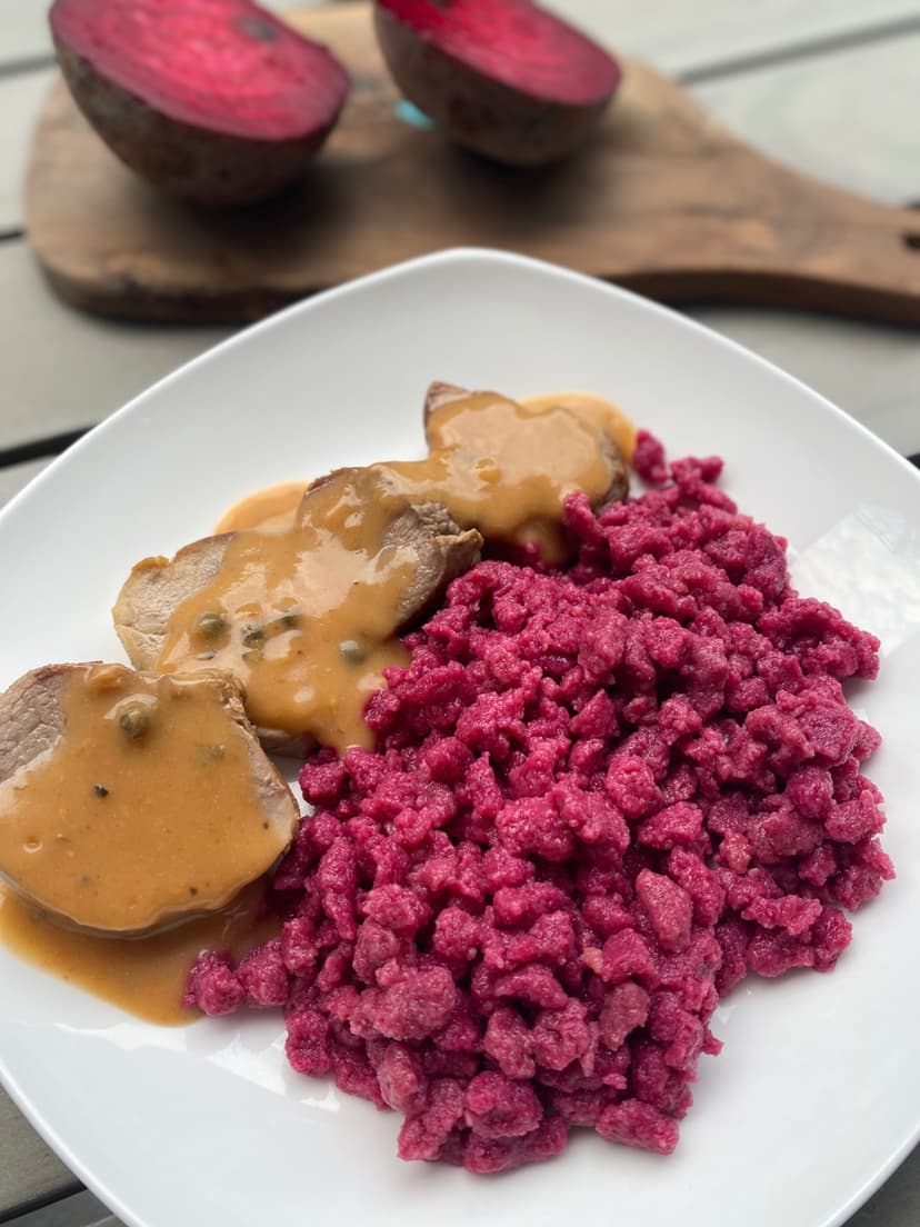 Receta de Rocely de Spätzle de Remolacha con Solomillo de Cerdo y Salsa de Pimienta Negra