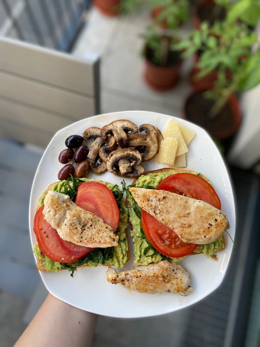 Avocado Breakfast with Chicken and Mushrooms Rocely Recipe