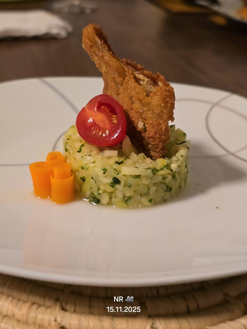 Receta de Rocely de Tartar de calabacín refrescante con menta y limón, adornado con cáscaras de calabacín crujientes