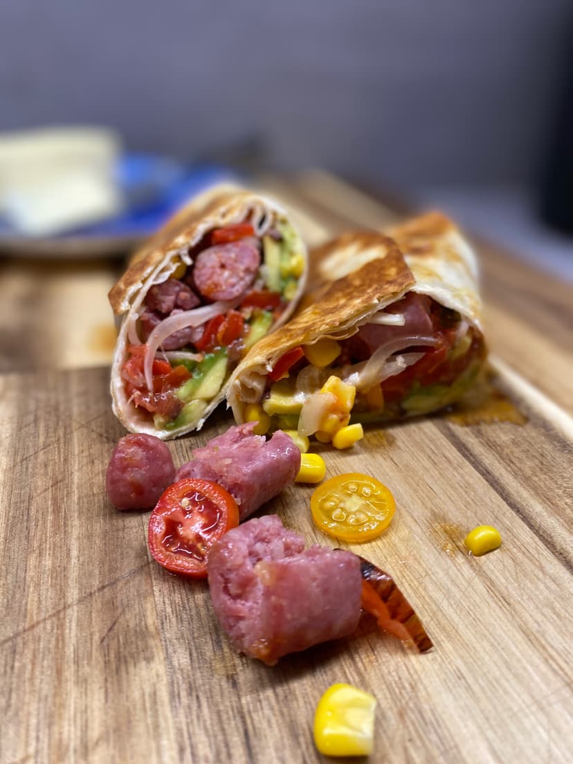 Przepis Rocely użytkownika Sycące Burrito z Salsiccią i Grillowaną Papryką z Pikantnym Majonezem Sriracha