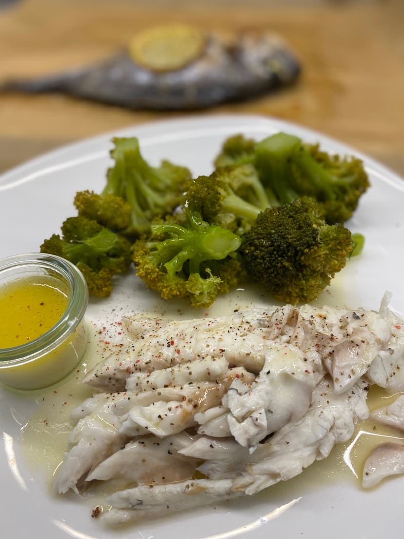 Sea Bream with Broccoli &amp; Lemon-Garlic Sauce Rocely Recipe