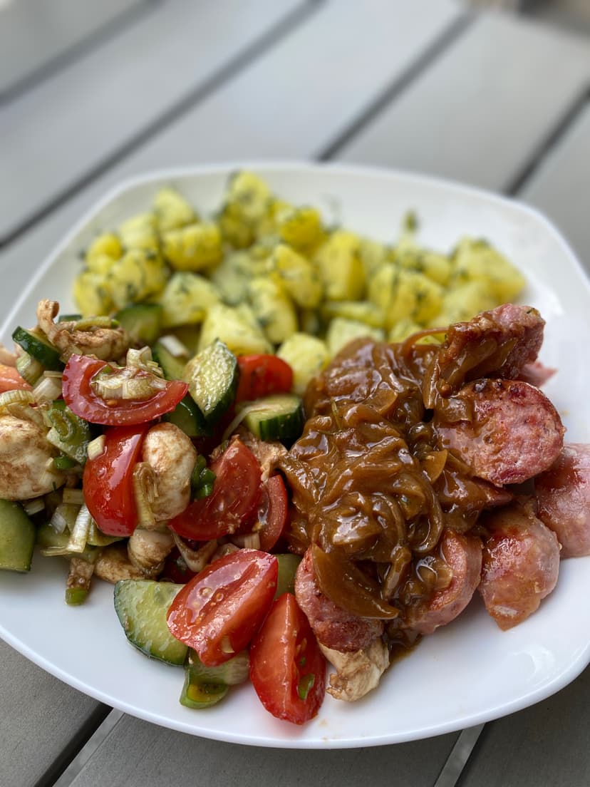 Salsiccia met Dilleaardappelen en Frisse Mozzarella Salade Rocely Recept