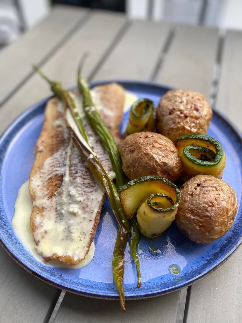 Recette Rocely de Filet de poisson-chat avec sauce au citron et légumes grillés