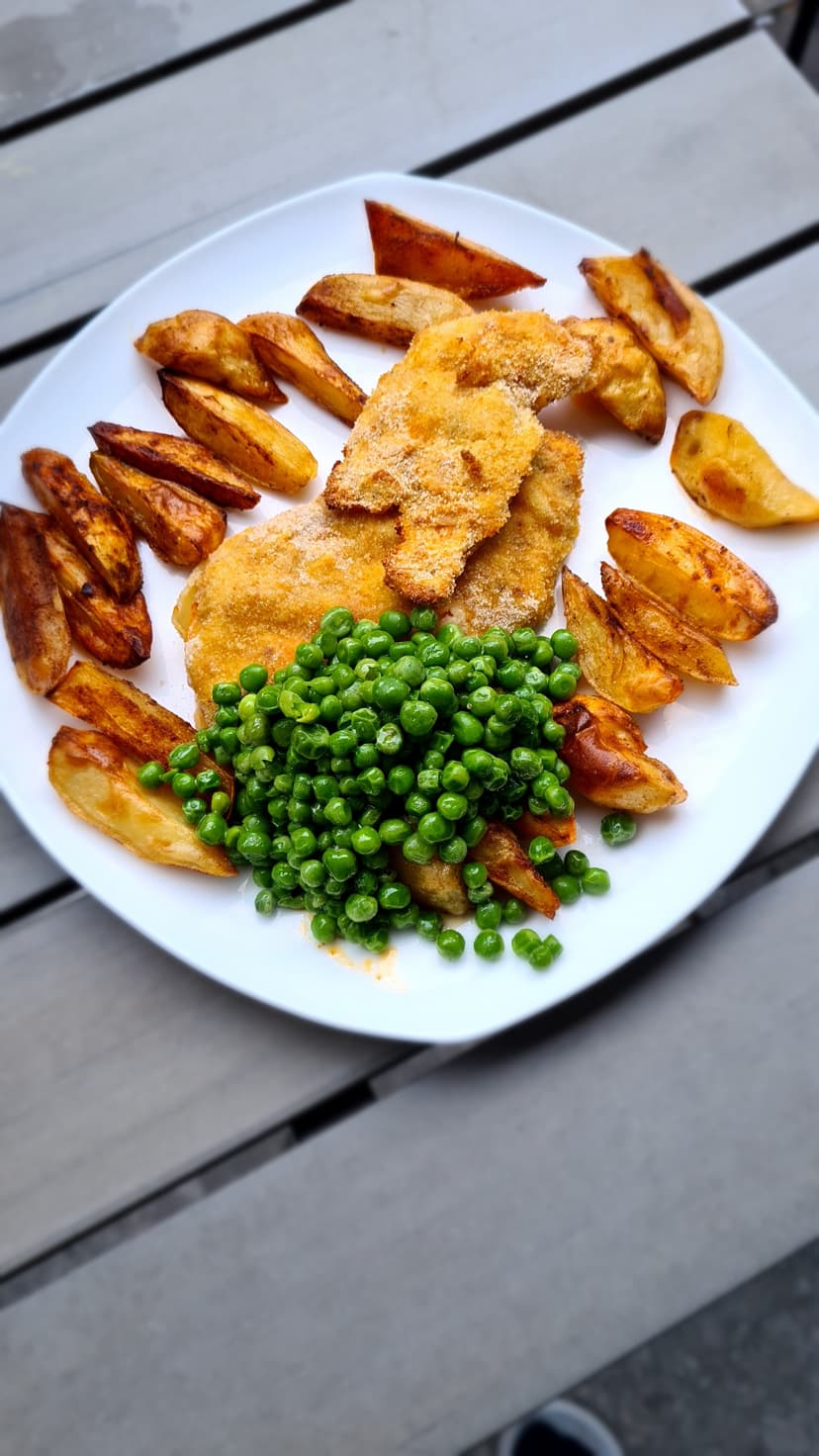 Gepaneerde kipfilet met aardappelen en doperwten Rocely Recept