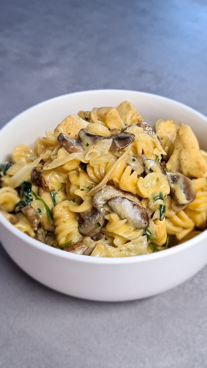 Chicken Fusilli with Cream, Mushrooms and Spinach Rocely Recipe