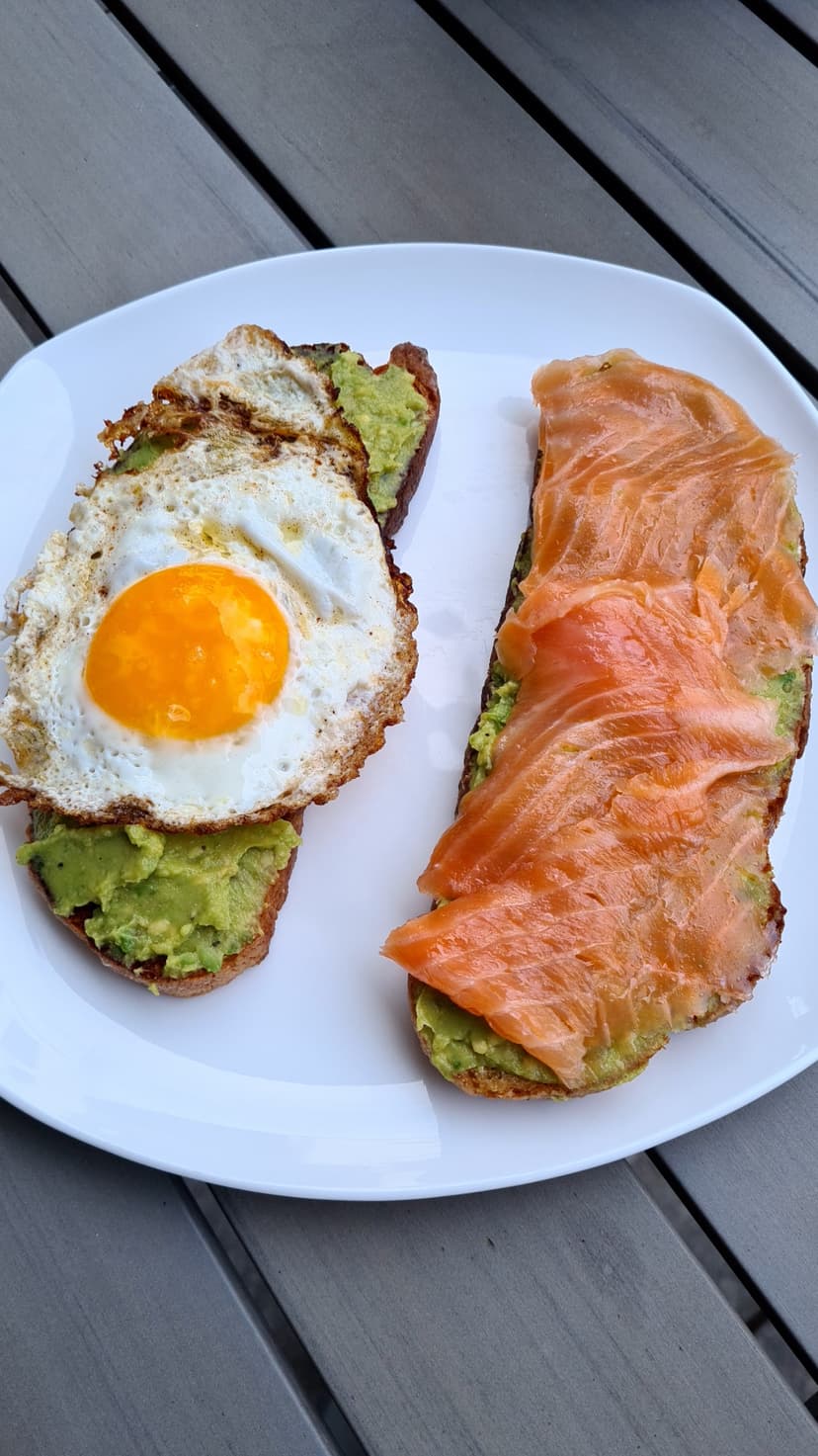 Receta de Rocely de Tostada de Aguacate con Salmón Ahumado y Huevo a la Plancha