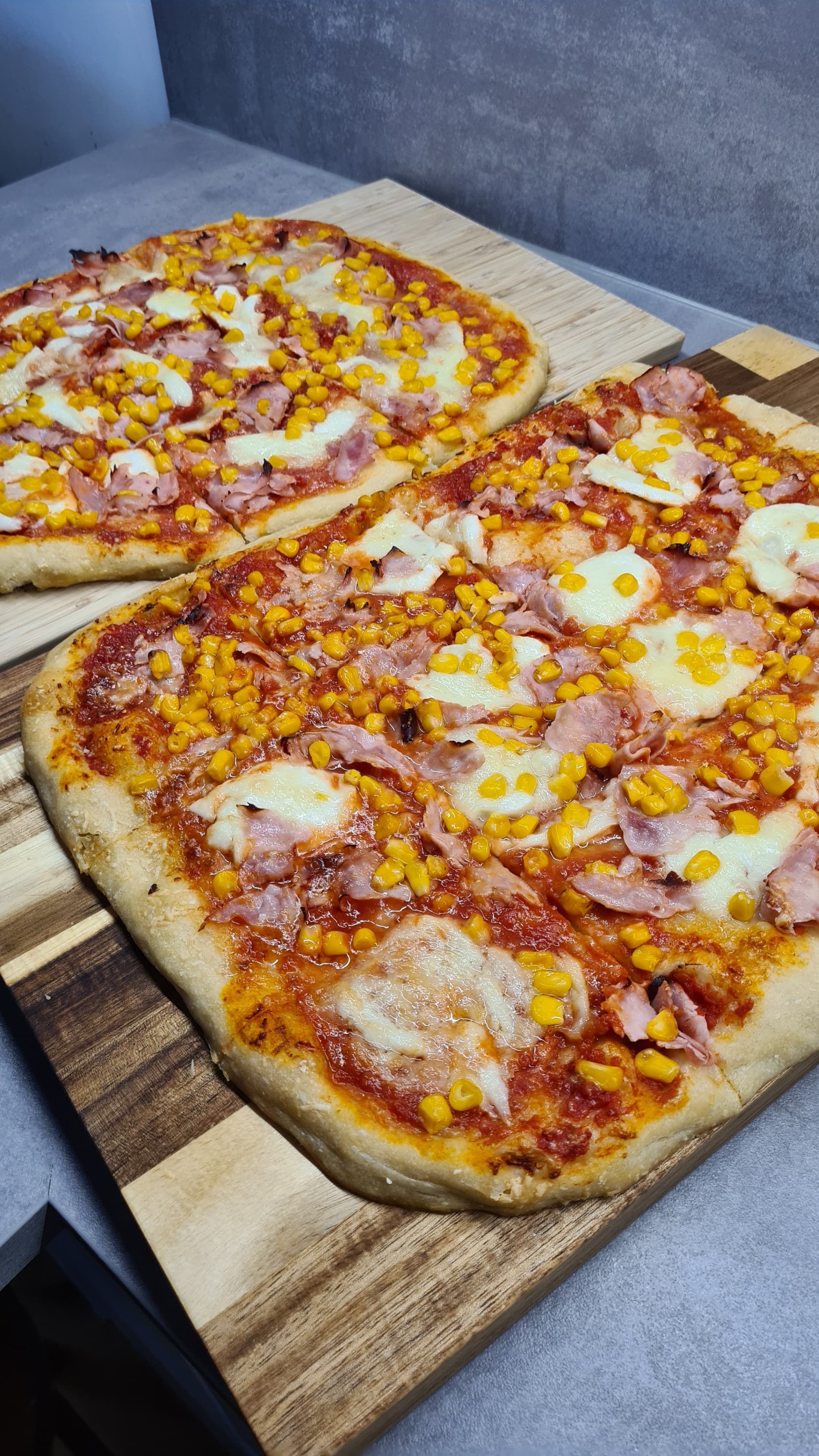 Pizza na patelni na imprezy (2 blachy) Recipe Image