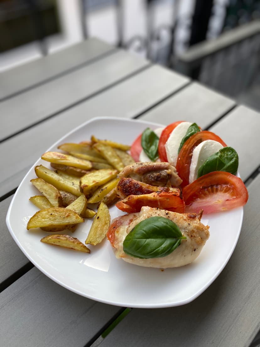 Recette Rocely de Cuisses de poulet Caprese avec frites de pommes de terre croustillantes