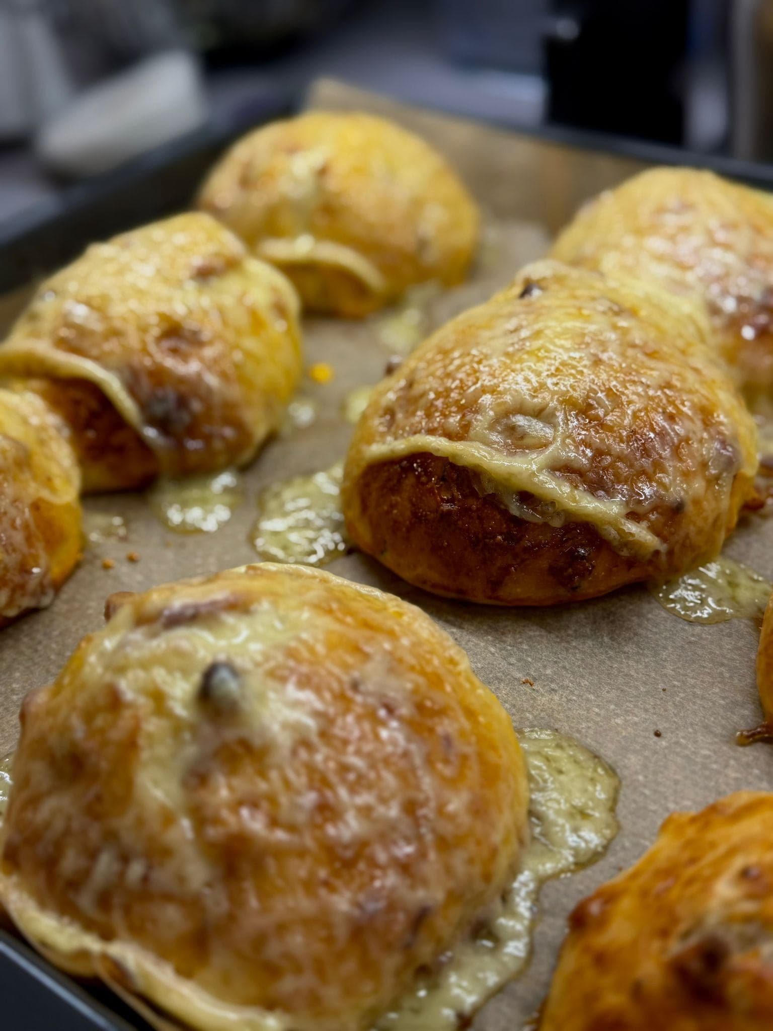 Speckbrötchen – Ciasto mleczne 100% hydracji z boczkiem i raclette (48 h) Recipe Image