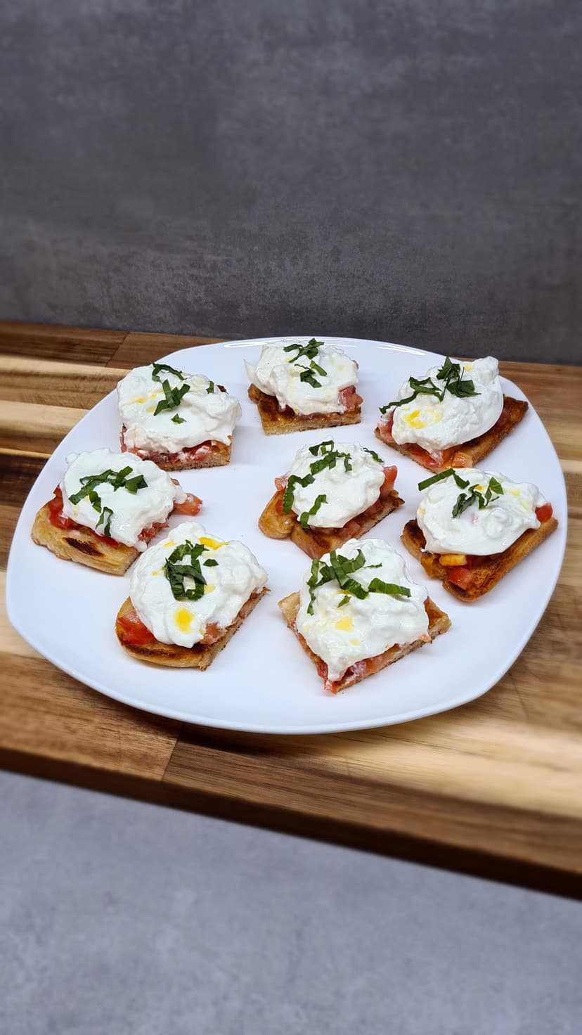 Przepis Rocely użytkownika Bruschetta z Burratą i Pomidorami: Idealne Chrupko-Kremowe Ukąszenie