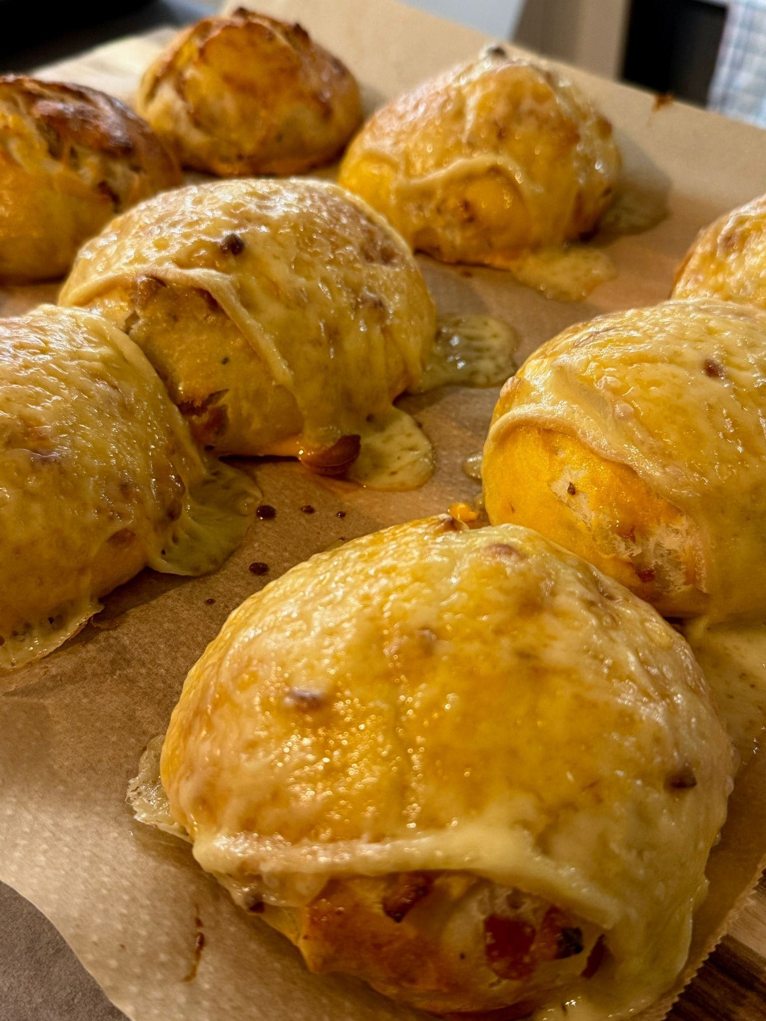 Speckbrötchen – Ciasto mleczne 100% hydracji z boczkiem i raclette (48 h) Recipe Image