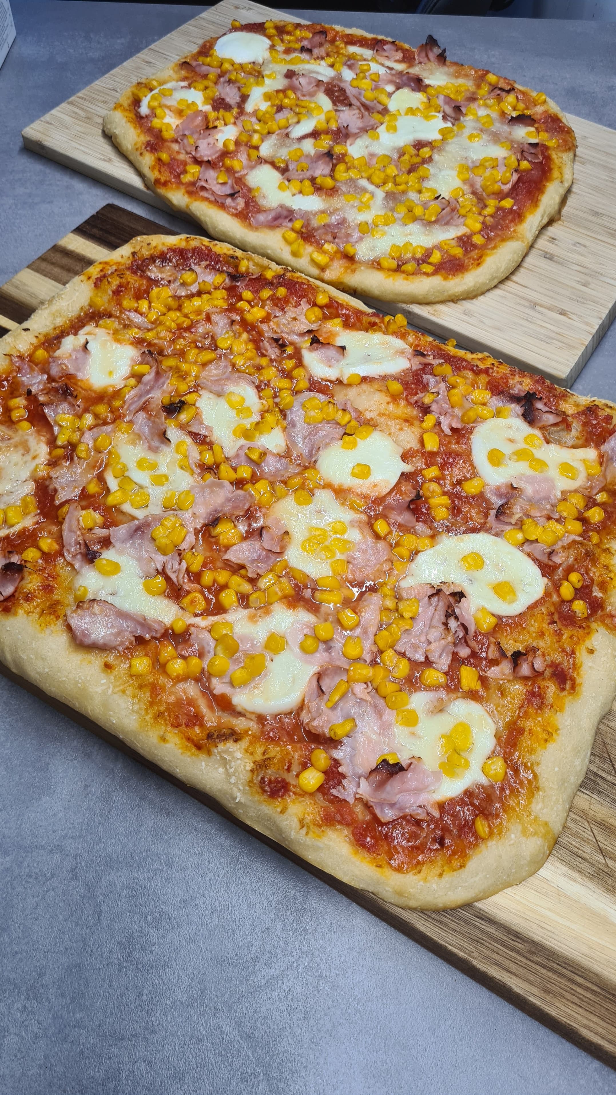 Pizza na patelni na imprezy (2 blachy) Recipe Image