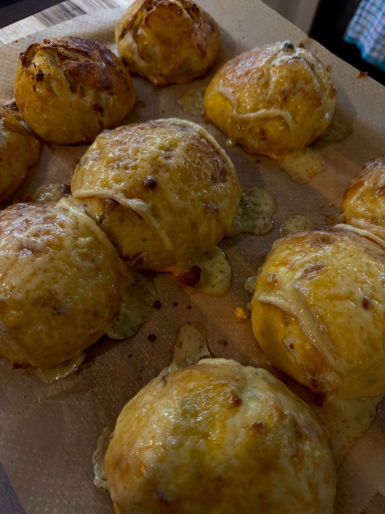 Speckbrötchen – Ciasto mleczne 100% hydracji z boczkiem i raclette (48 h) Recipe Image