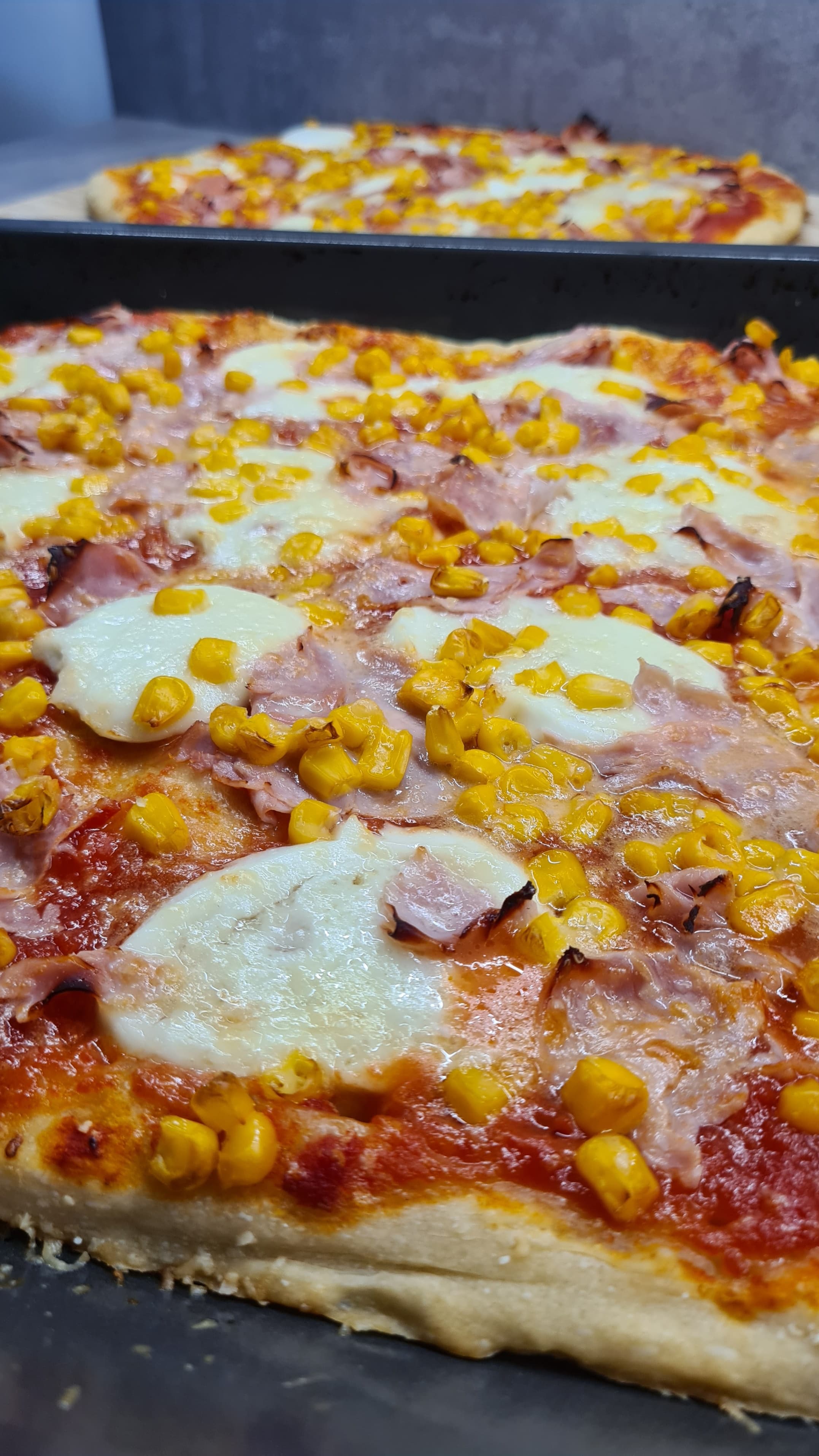 Pizza na patelni na imprezy (2 blachy) Recipe Image