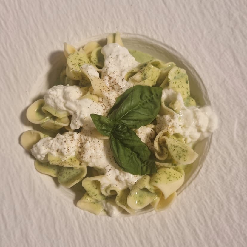 Receta de Rocely de Salsa cremosa y aromática de albahaca con tortelloni