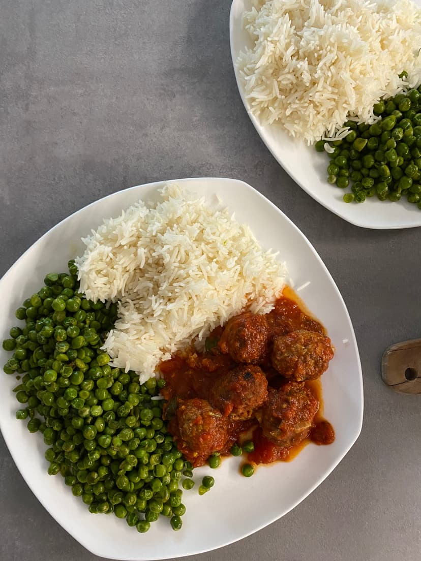 Meatballs with Tomato Sauce and Rice Rocely Recipe