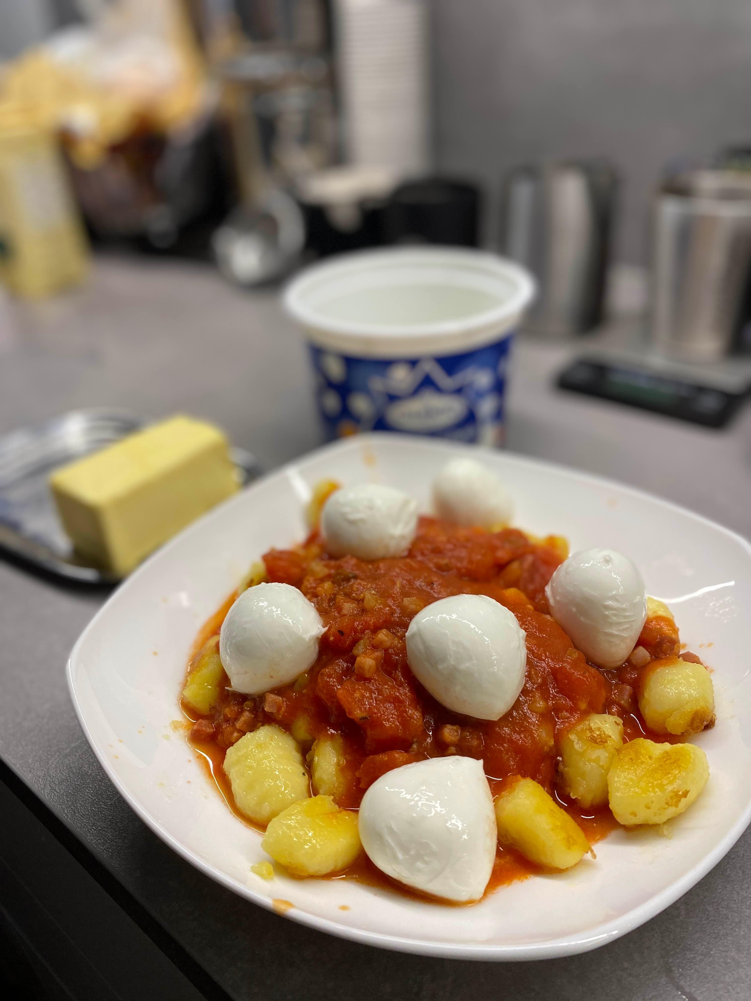 Gnocchis à la sauce tomate-bacon et Mozzarella di Bufala Recipe Image