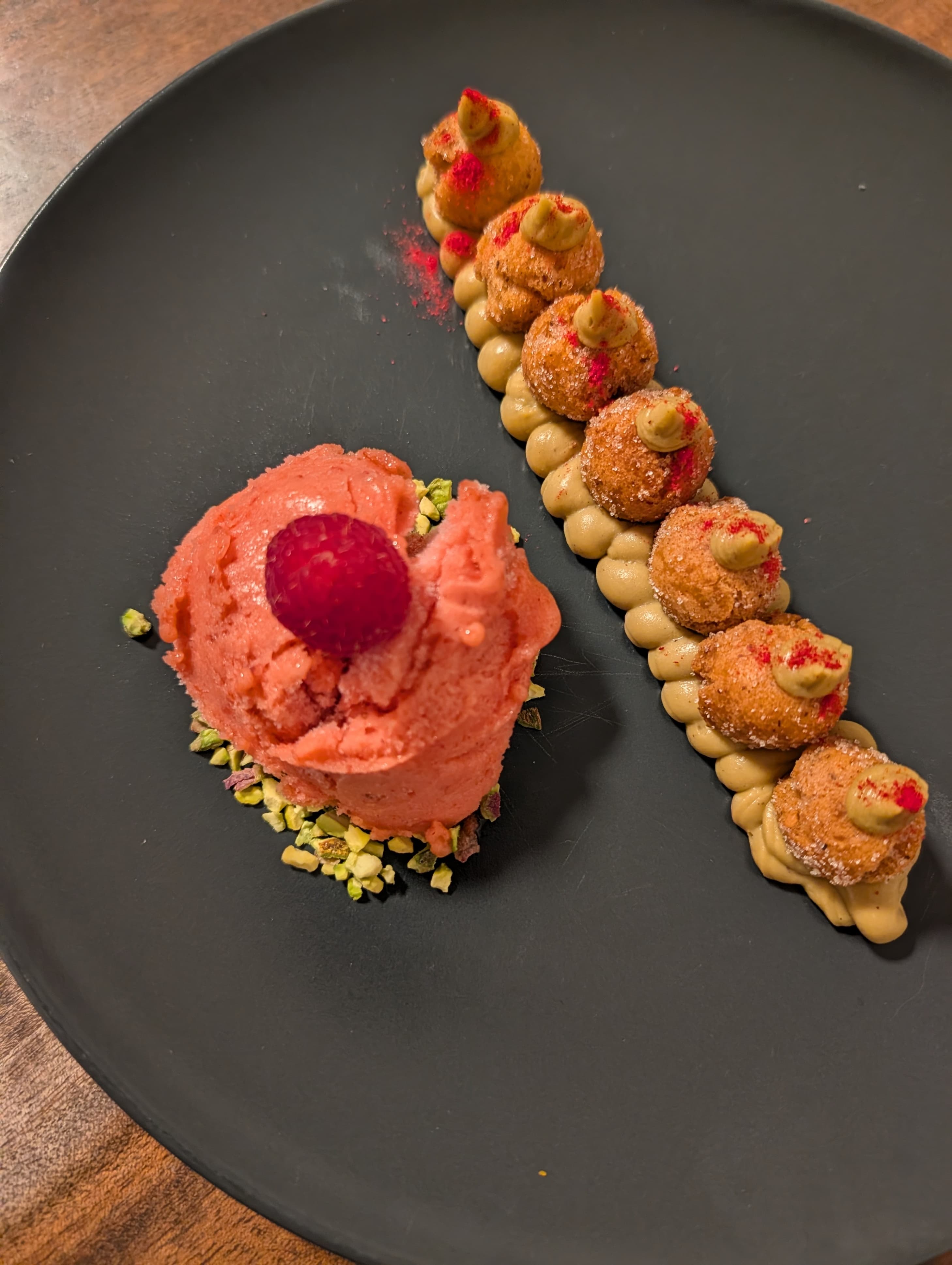 Exquisito postre de pistacho y frambuesa con mutzen crujientes y sorbete cremoso Recipe Image