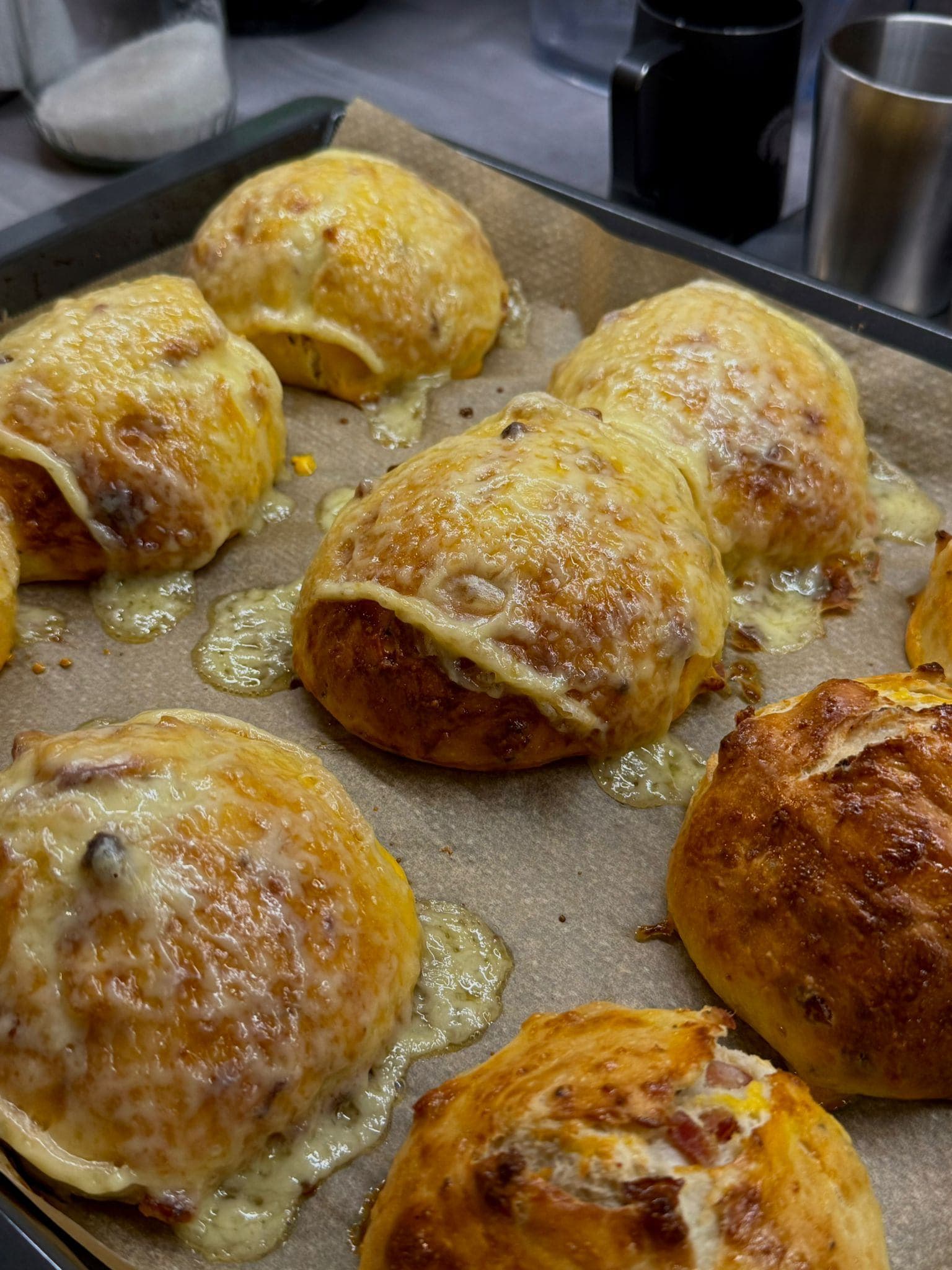 Speckbrötchen – Ciasto mleczne 100% hydracji z boczkiem i raclette (48 h) Recipe Image