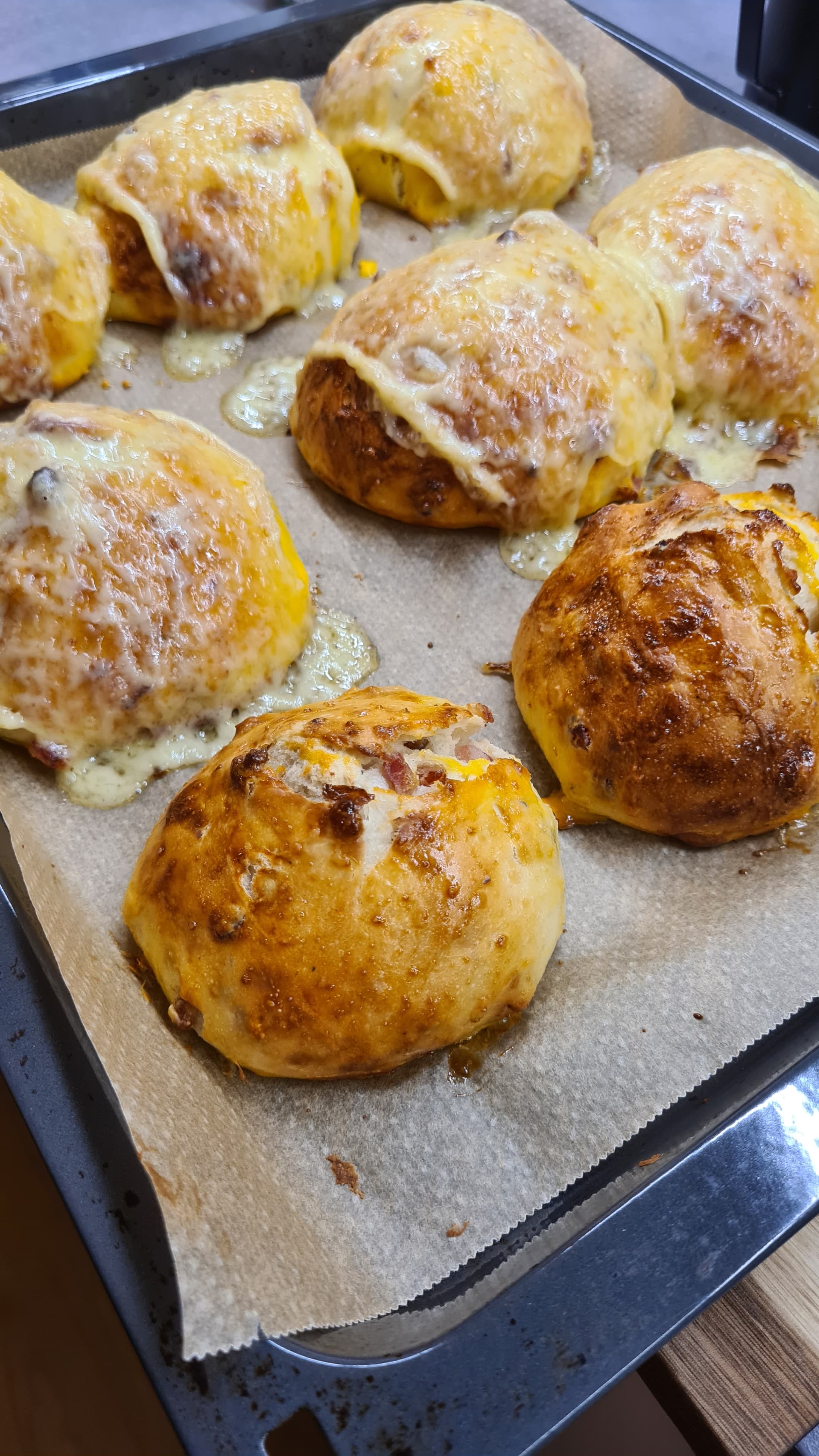 Speckbrötchen – Ciasto mleczne 100% hydracji z boczkiem i raclette (48 h) Recipe Image