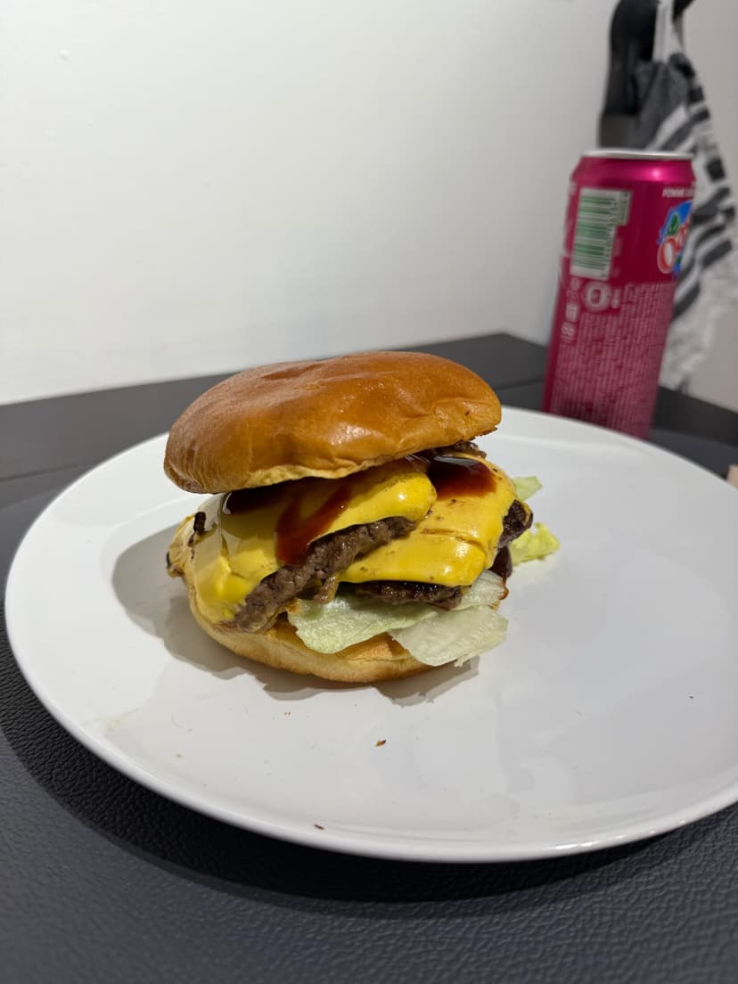 Double BBQ-Cheeseburger mit Röstzwiebeln Rocely Rezept